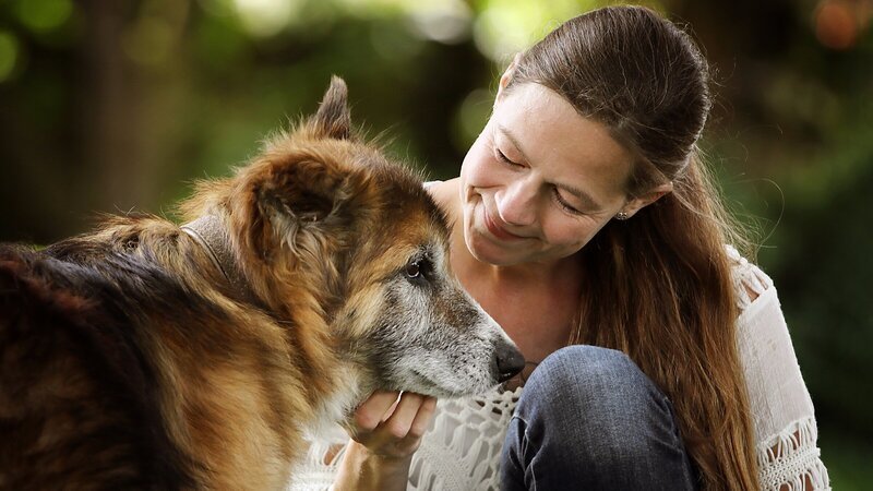 Nina Folle mit dem alten Hund Oliver. – Bild: 3sat