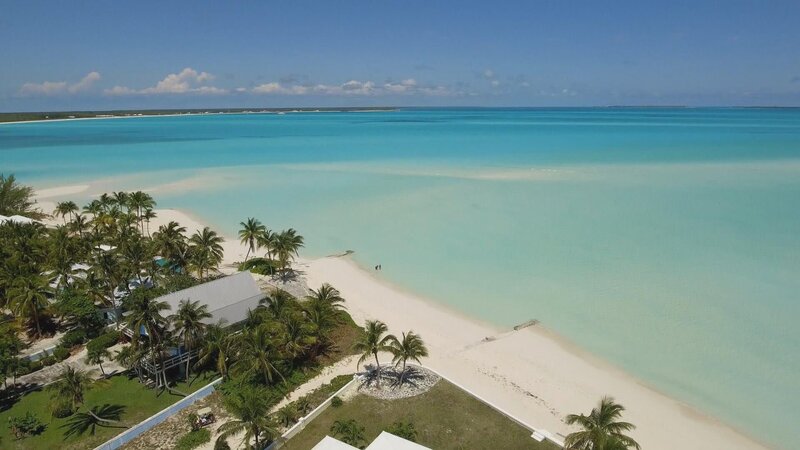 Ein beruflich erfolgreiches Pärchen möchte einen Schritt zurücktreten und in ihr Traumhaus als Rückzugsort investieren. – Bild: HGTV