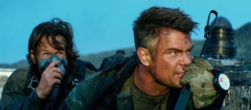 Left to right: Mark Wahlberg as Cade Yeager and Josh Duhamel as Colonel William Lennox in TRANSFORMERS: THE LAST KNIGHT. – Bild: port.hu