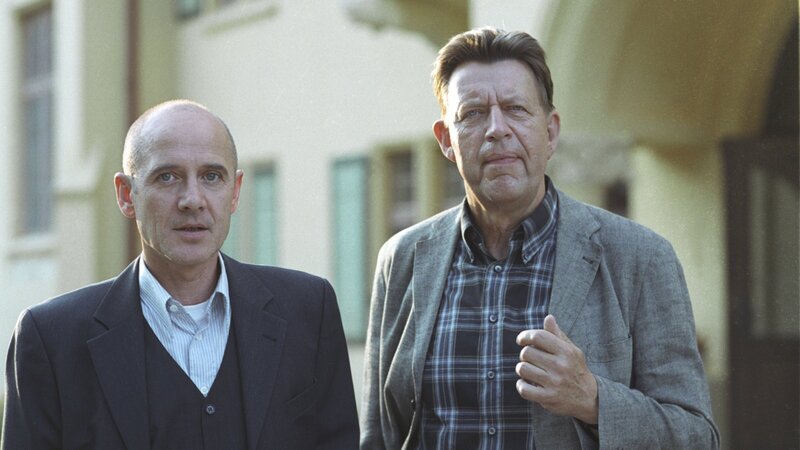 Gerichtsmediziner Dr. Robert Kolmaar (Ulrich Mühe, l.) und Kriminalhauptkommissar Joe Hoffer (Jörg Gudzuhn, r.) ermitteln an einer Serie ungeklärter Todesfälle in einem Krankenhaus … – Bild: ZDF