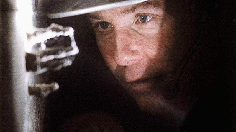 Bei Rohrarbeiten wurde im Fundament eines Hauses ein eingemauertes Skelett gefunden. Gil (William Petersen) untersucht die sterblichen Überreste der Leiche. – Bild: MG RTL D /​ CBS