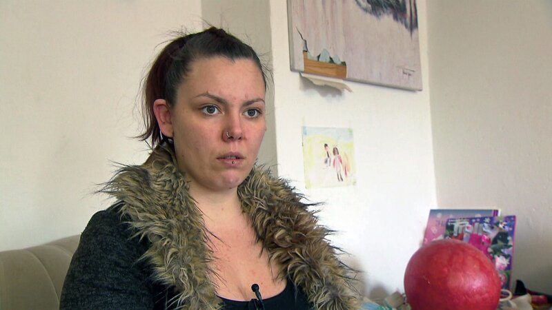 Carina kommt ihrem Ziel immer näher, nicht mehr vom Amt zu leben. – Bild: RTL Zwei