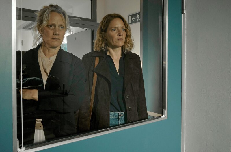 Riccarda (Anna Schudt) und Caro (Patricia Aulitzky) müssen ihren toten Partner identifizieren. – Bild: WDR/​Windlight Pictures/​Satel Film/​Frank Dicks