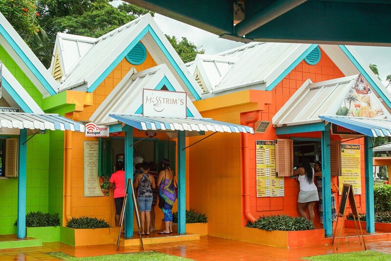 „Miss Trim’s in Storebay“ in Tobago, verkauft seit fast 40 Jahren Curry-Krabben und Knödel sowie andere kreolische Spezialitäten. – Bild: ORF/​Warner/​The Travel Channel