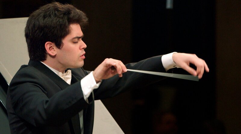 Dirigent Lahav Shani. Weiteres Bildmaterial finden Sie unter www.br-foto.de. – Bild: BR/​Benedict Mirow