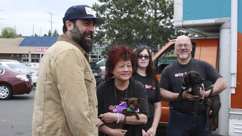 Antonio Ballatore, Ginger G. Luke, Jillian Bacher, and James Bacher outside Ginger’s Pet Rescue Adoption Truck. – Bild: Animal Planet