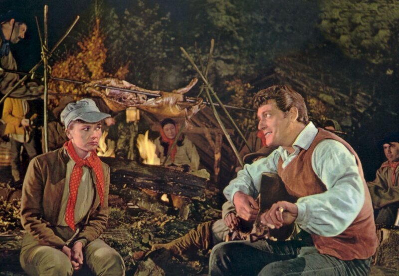 Die couragierte Komtess Franziska (Liselotte Pulver) hat sich äußerlich in einen jungen Räuber verwandelt. So dient sie dem Hauptmann (Carlos Thompson, r.) als Bursche. – Bild: ZDF und ARD Degeto Die couragierte Komtess Franziska (Liselotte Pulver) hat sich äußerlich in einen jungen Räuber verwandelt. So dient sie dem Hauptmann (Carlos Thompson, r.) als Bursche. – Bild: ZDF und ARD Degeto