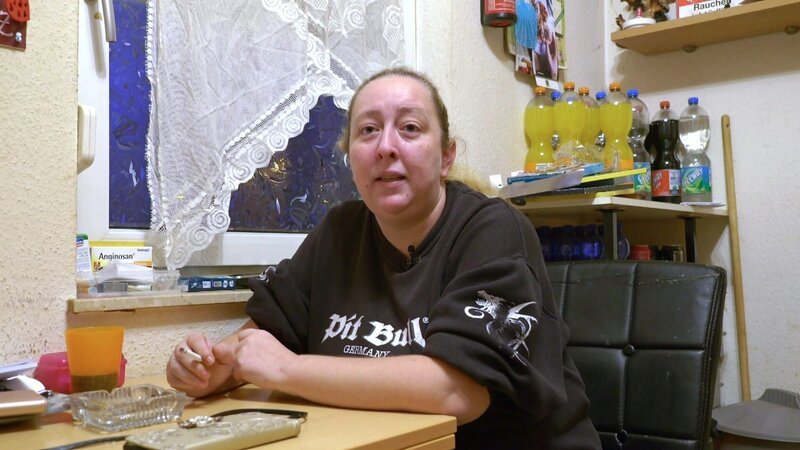 Der Abschied fällt Petra nicht leicht: Nach sechs Jahren verabschiedet sich Petra von „Hartz und herzlich“; Der Abschied fällt Petra nicht leicht: Nach sechs Jahren verabschiedet sich Petra von „Hartz und herzlich“ – Bild: RTL Zwei