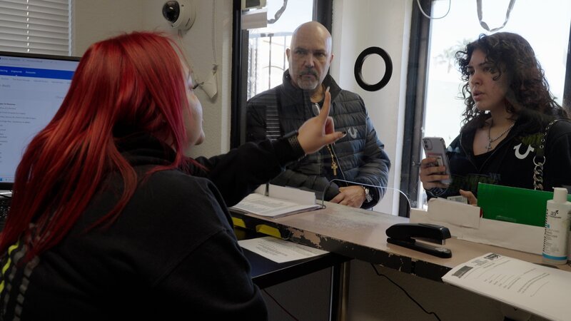 Verwaltungsangestellte im Gespräch mit Kunden – Bild: Warner Bros. Discovery, Inc.