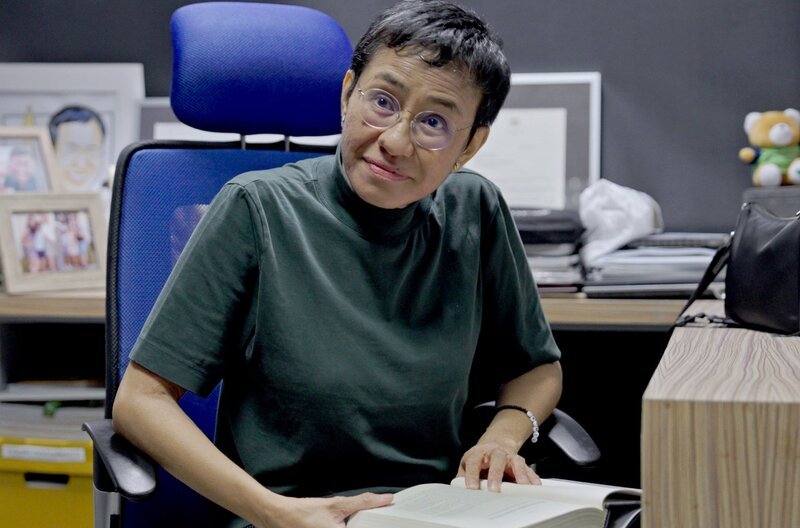 Die Journalistin und Friedensnobelpreisträgerin Maria Ressa liest aus ihrem Buch „How to Stand Up to a Dictator“ (2022). – Bild: Kobalt Documentary GmbH