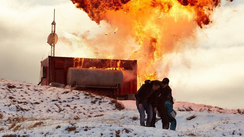 Kein Internet und Mobilfunk mehr in Tasilaaq: Miki Jacobsen als Nakinngi, Angunnguaq Larsen als Enok Lynge, Julie Ella Eigaard als Aaja Lynge – Bild: SRF/​Banijay Rights