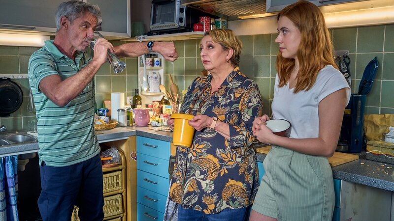 Jŕkup (Rolf Berg, l.) hat eine neue Smartwatch und folgt strikt ihrer Anweisung mehr zu trinken. Marion (Manon Straché, M.) und Caro (Meriel Hinsching, r.) schauen ihm verwundert zu. – Bild: ZDF und Frank Dicks