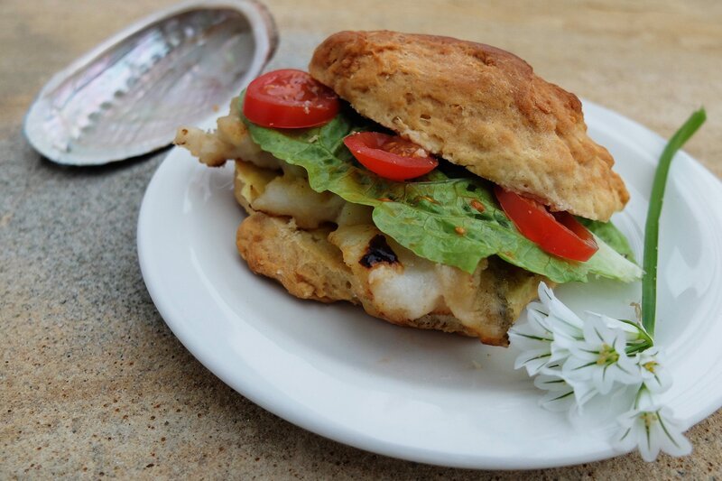 Seeohr-Burger auf der Kanalinsel Guernsey: Die Meeresschnecken haben längst in der traditionellen Küche Einzug gehalten, lassen aber auch neue Kreationen zu. – Bild: SRF/​Berlin Producers Media/​Caroline Payne