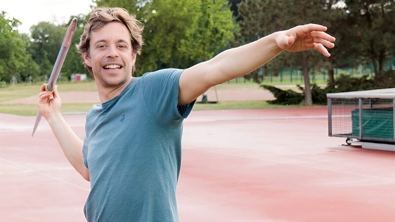 Checker Tobi beim Speerwurf, eine Disziplin in der Leichtathletik. – Bild: BR/​megaherz gmbh/​Fritz Schönegger /​ KiKA