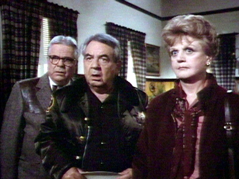 Dr. Seth Hazlett (William Windom, li.), Sheriff Mort Metzger (Ron Masak) und Jessica (Angela Lansbury) sind total verblüfft, als sie erfahren, mit wieviel Frauen der Stadt Deputy Martin ein Verhältnis hatte. – Bild: Super RTL