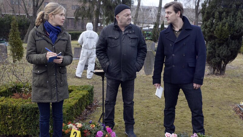 Linett Wachow (Stefanie Stappenbeck, l.), Otto Garber (Florian Martens, M.) und Sebastian Klöckner (Matthi Faust, r.) an Kreuzkamps Grab, dem Tatort. – Bild: ZDF