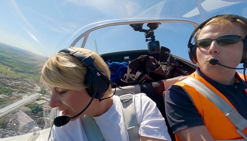 Sabine Heinrich fliegt mit Pilot Julian Wirtz (r) über ihren Heimatort Kamen-Heeren im Ruhrgebiet. – Bild: WDR/​Klarlogo