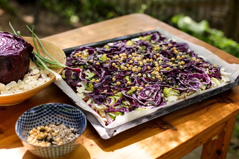 Zu Tisch. Vojvodina – Serbien. Vegane Gemüsetorte. – Bild: SRF/​Berlin Producers Media/​Thomas Funk