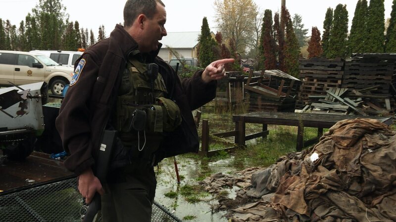 Officer Prater discusses Rabid Coyote with Animal Control Officer. – Bild: Animal Planet /​ Discovery Communications