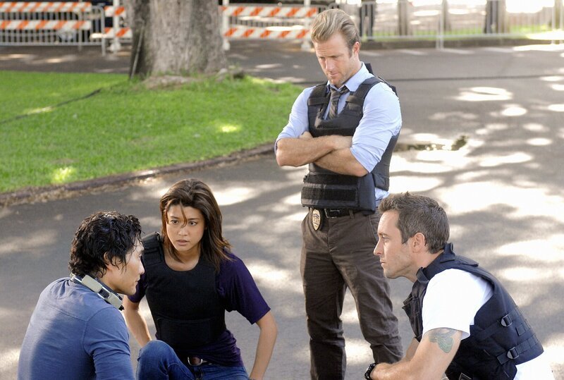 Auf das Team von Five-0 ist Verlass: Steve (Alex O’Loughlin, r.), Kono (Grace Park, 2.v.l.) und Danny (Scott Caan, 2.v.r.) konnten ihren Kollegen Chin (Daniel Dae Kim, l.) in letzter Sekunde retten … – Bild: CBS Studios Inc.