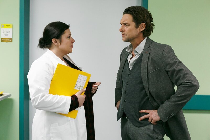 Niclas (Ron Holzschuh) erhält von Vanessa (Julia Augustin) endlich die erlösende Diagnose. – Bild: RTL /​ Kai Schulz