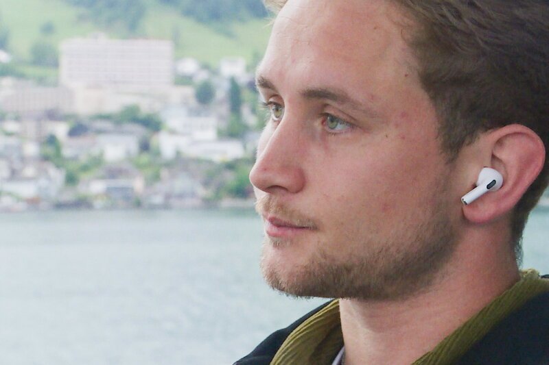 Reporter Erfolgreich trotz Stottern - Wie Betroffene Barrieren überwinden. Er würde gerne in der Kommunikation arbeiten, sein Stottern hindert ihn daran. – Bild: SRF1 Reporter Erfolgreich trotz Stottern - Wie Betroffene Barrieren überwinden. Er würde gerne in der Kommunikation arbeiten, sein Stottern hindert ihn daran. – Bild: SRF1