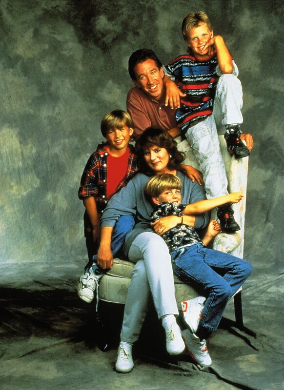 Die chaotische, aber liebenswerte Familie Taylor: li. Jonathan Taylor Thomas als Randy, re. oben Zachery Ty Bryan als Brad, Mi. hi. Tim Allen als Tim, unten Taran Noah Smith als Mark und Mi. Patricia Richardson als Jill. – Bild: Nitro