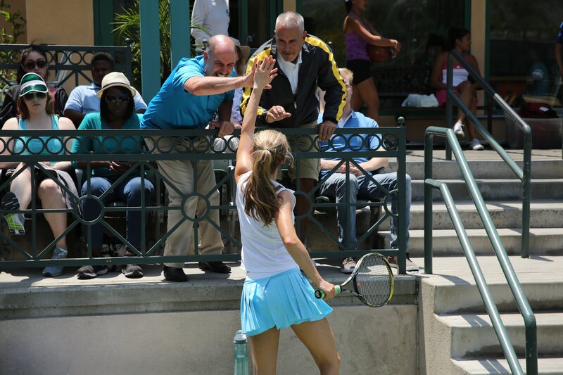 Samantha’s father (Robert Dominick Jones) and her coach (Joe Amato) give high-fives to Samantha (Valerie Gardner). – Bild: Callie Foster /​ Investigation Discovery /​ Discovery Communications