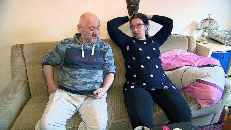 Bei Jenny und Dirk aus Gelsenkirchen-Horst läuft es rund. Zumindest für Jenny. Sie arbeitet seit kurzem in einem Supermarkt und kontrolliert dort die Einhaltung der Corona-Regeln. – Bild: RTL Zwei