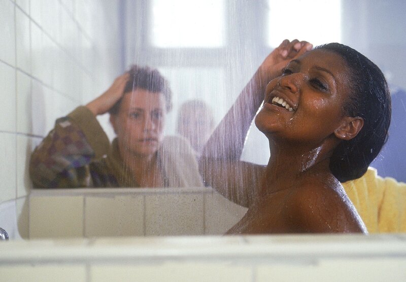 Denise (Edina Robinson, re.) ist glücklich, weil sie in Ruth verliebt ist, was Melanie (Sigrid M. Schnückel) mit zynischen Bemerkungen quittiert. – Bild: RTL