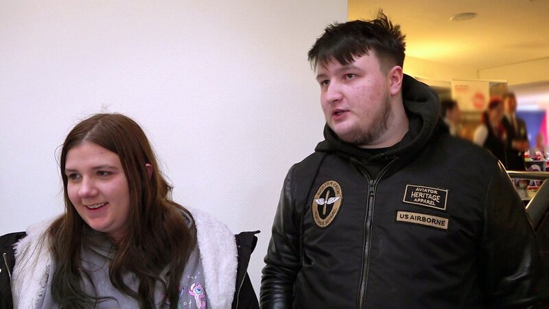 Für Lisa und Leon steht ein Wendepunkt in ihrem Leben bevor. Das Paar möchte nach vier Jahren in eine eigene Wohnung ziehen. Doch die Wohnung steht noch leer und die beiden Bürgergeldempfänger haben nicht die finanziellen Mittel, um sie einzurichten. – Bild: RTLZWEI, UFA SHOW & FACTUAL