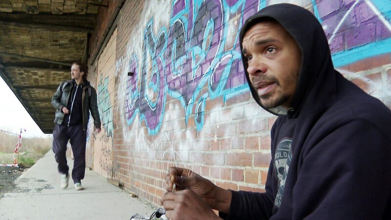 Der drogenabhängige Benny (31, re.) ist obdachlos – Bild: RTLZWEI, Spiegel TV