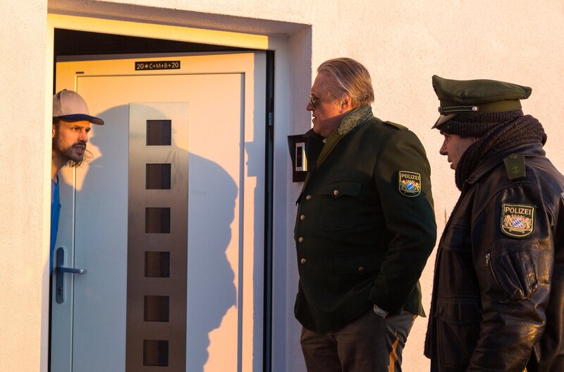 Girwidz (Michael Brandner, M.) und Riedl (Paul Sedlmeir, r.) suchen Paul Scheurer (Michael Fritz Schumacher, l.) zu Hause auf. Hat er etwas mit den durchtrennten Bremsschläuchen zu tun? – Bild: ARD/​Kai Neunert/​Kai Neunert
