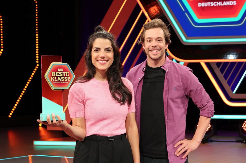 Clarissa und Tobi freuen sich auf eine neue Staffel von „Die beste Klasse Deutschlands“. – Bild: KiKA/​Steffen Becker