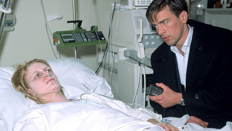 Kommissar Alex Bonhoff (Wolfgang Krewe) versucht am Krankenbett des Vergewaltigungsopfers Julia Sander (Judith Pinnow) etwas über den Tathergang zu erfahren. – Bild: MG RTL D /​ Rolf Baumgartner