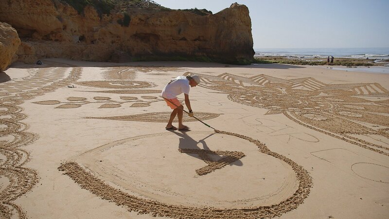 Die Algarve  Schroffe Klippen, sanfte Lagunen  Der Sandmaler Vitor Raposo nutzt die Strände der Algarve. – Bild: SRF/​NDR/​nonfictionplanet/​Florian Mel