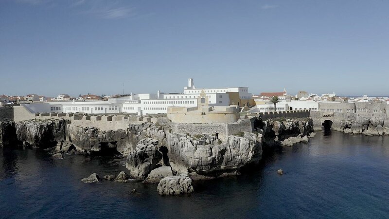 Die alte Festung des Ortes Peniche wird eines der berüchtigtsten Gefängnisse der PIDE, der portugiesischen Geheimpolizei. Mindestens 2500 Portugiesen werden hier während der Diktatur inhaftiert. – Bild: ORF/​Autentic/​José Carlos Barradas