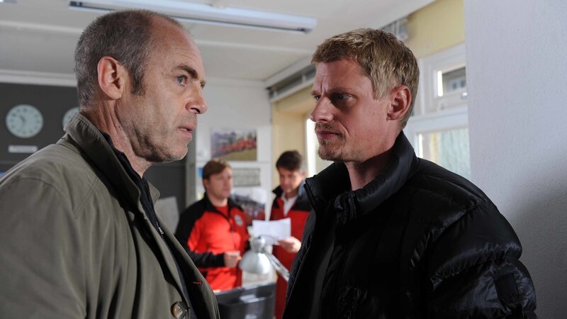 Andreas Marthaler (Martin Gruber, r.) bespricht mit Robert Steinhöfel (Peter Kremer, l.) die anstehende Suche nach dessen vermisster Tochter. – Bild: ZDF