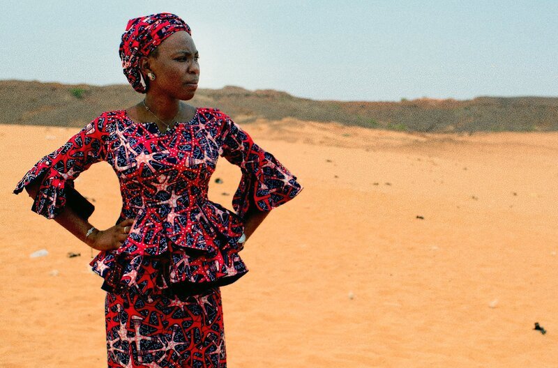 Oumou spielt in der Wüste von Seno eine Szene aus Nicole Echards Theaterstück. – Bild: Survivance