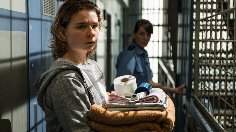 Mina Wirtz (Daria Vivien Wolf) betritt nach ihrer Festnahme eine Zelle, ungewiss über ihre Zukunft. – Bild: ZDF und Daniel Dornhöfer