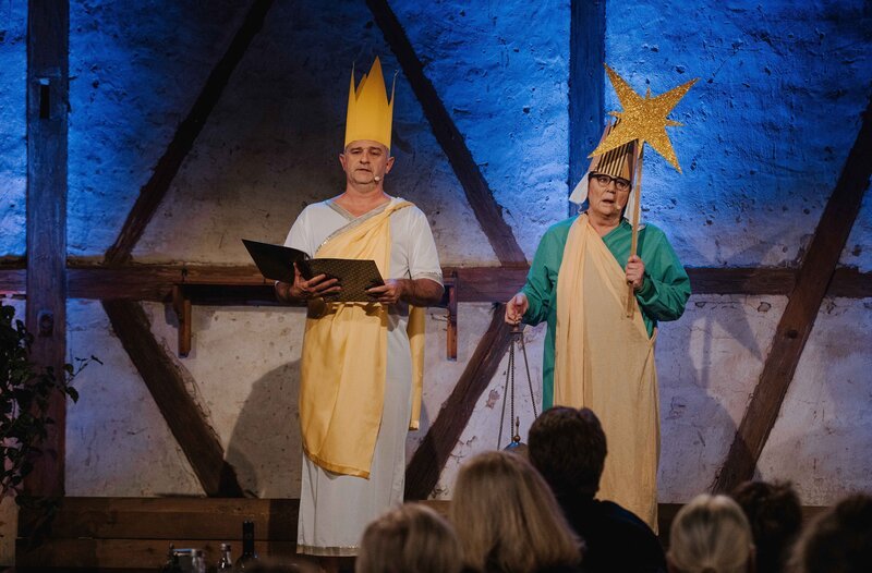v.l.n.r.: Alois und Elsbeth Gscheidle (Marcus Neuweiler und Birgit Pfeiffer) versuchen sich als die „scheinheiligen Zweikönige“. – Bild: SWR/​Ronny Zimmermann