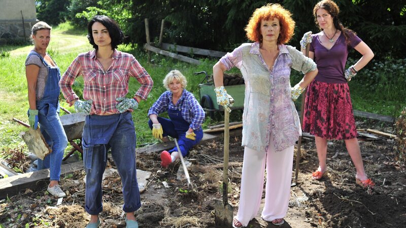 Die Dienstagfrauen von links nach rechts: Caroline (Janna Striebeck), Kiki (Mimi Fiedler), Eva (Saskia Vester), Estelle (Nina Hoger) und Judith (Clelia Sarto). – Bild: ZDF und ARD Degeto/​Oliver Feist