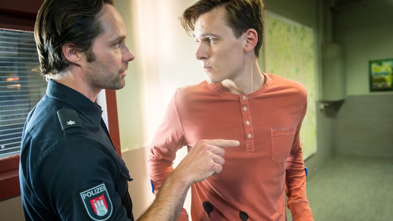 Mattes (Matthias Schloo, l.) ist sich sicher, dass Philipp (Rick Okon, r.) Ava ein falsches Alibi gegeben hat und warnt ihn vor den möglichen Folgen. – Bild: ZDF und Boris Laewen