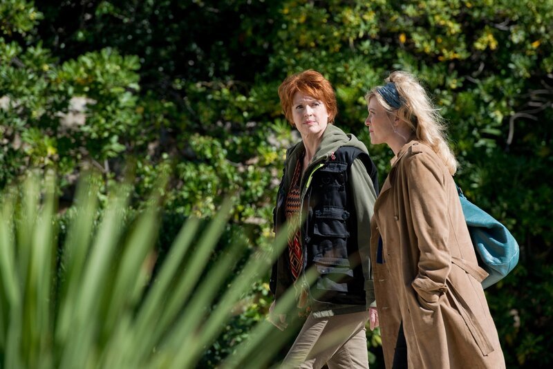 Candice Renoir (Cécile Bois, r.) im Gespräch mit Aline Jego (Delphine Rich, l.) von der Spurensicherung. Candice bezweifelt, dass es sich bei dem Ermordeten trotz Spray-Lack an den Fingern um einen Graffiti-Sprayer handelt. – Bild: Fabien Malot/​Boxeur de lune