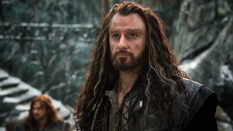 Zwergenkönig Thorin (Richard Armitage) verfällt der Drachenkrankheit – einer wahnhaften Gier nach Macht und Gold. Seine Sturheit führt schließlich zu einem schrecklichen Krieg zwischen Menschen, Elben und Zwergen. – Bild: Warner Bros. Entertainment Zwergenkönig Thorin (Richard Armitage) verfällt der Drachenkrankheit – einer wahnhaften Gier nach Macht und Gold. Seine Sturheit führt schließlich zu einem schrecklichen Krieg zwischen Menschen, Elben und Zwergen. – Bild: Warner Bros. Entertainment