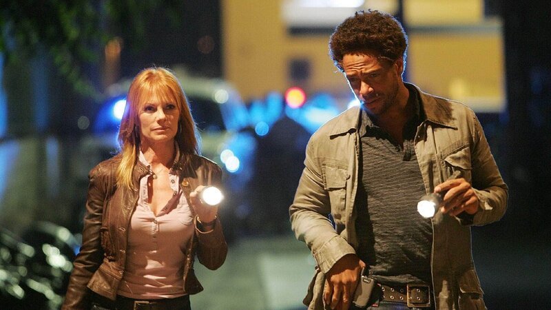 Catherine und Warrick sind auf dem Weg zu einem Doppelmord im Rancho Center Motel als sie einen verdursteten Obdachlosen finden, der Spuren von Gewalteinwirkung aufweist. – Bild: RTL / CBS Catherine und Warrick sind auf dem Weg zu einem Doppelmord im Rancho Center Motel als sie einen verdursteten Obdachlosen finden, der Spuren von Gewalteinwirkung aufweist. – Bild: RTL / CBS