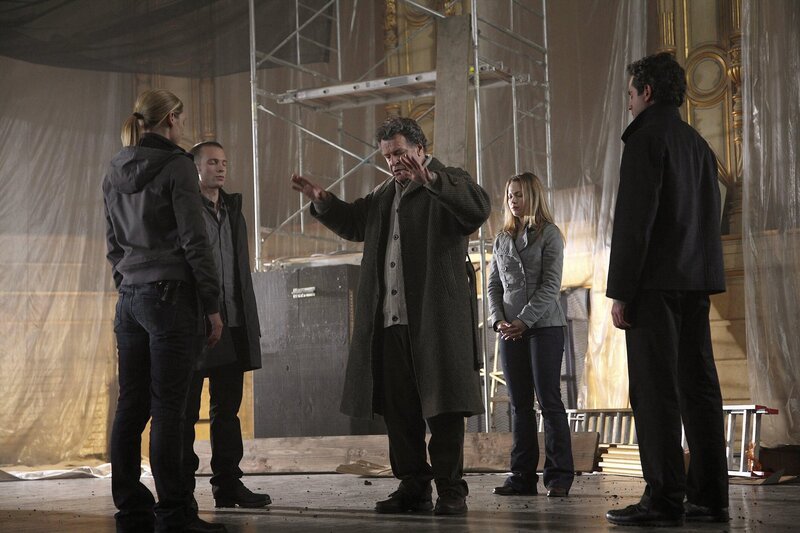 Olivia (Anna Torv, l.), Nick (David Call, 2.v.l.), Walter (John Noble, M.), Sally (Pascale Hutton, 2.v.r.) und James (Omar Metwally, r.) wollen auf die andere Seite wechseln um was Schlimmes zu verhindern … – Bild: PLURIMEDIA (Warner Bros)
