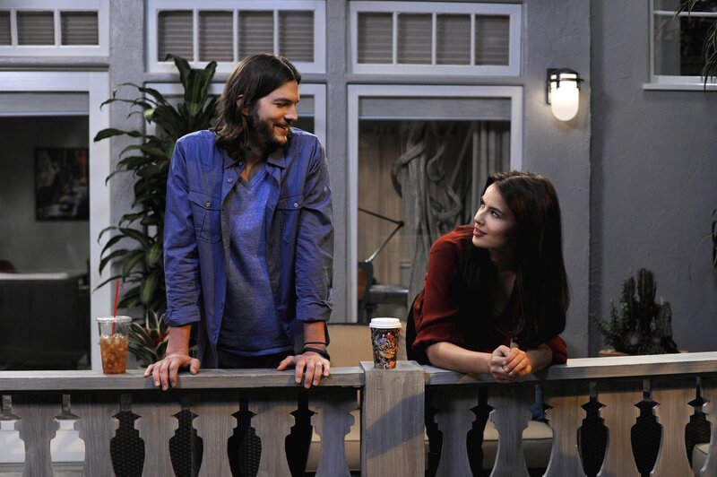 Während Walden (Ashton Kutcher, l.) sein Bestes tut, um Zoey (Sophie Winkleman, r.) zu beeindrucken, kommt Bridget zurück in sein Leben … – Bild: Warner Brothers Entertainment Inc. Lizenzbild frei