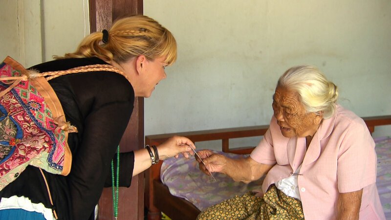 Michaela setzt auf Julias (l.) Spürsinn. Die gebürtige Thailänderin wurde als Kind von ihrem Vater zur Adoption freigegeben und wuchs in Österreich auf. Nun sucht sie nach ihren Wurzeln … – Bild: © SAT.1