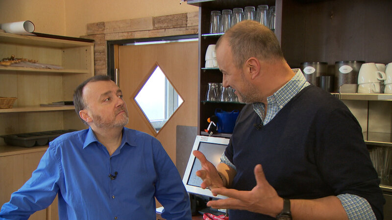 Im „Academica“ in Fulda wird Frank Rosins (r.) Hilfe dringend gebraucht: Alexander Eidmann (l.) … – Bild: Kabel Eins